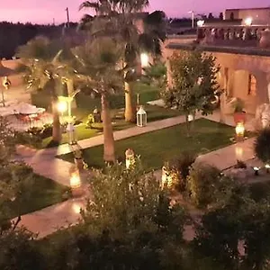 Hotel Jenny Lynn, Tazrou